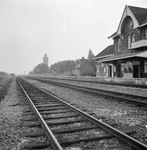 153159 Gezicht op het perron en de perronzijde van het N.S.-station Leerdam te Leerdam.